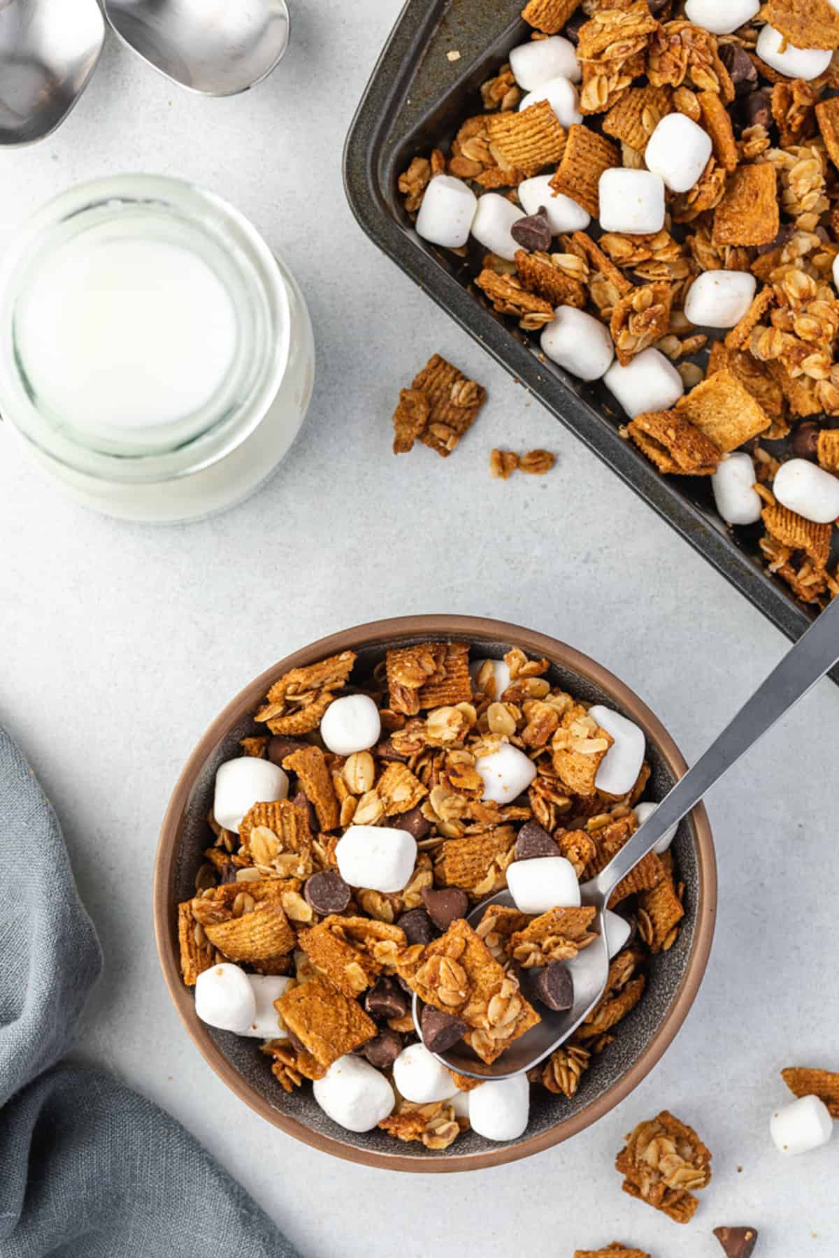 Granola de s'mores en un tazón con una cuchara.