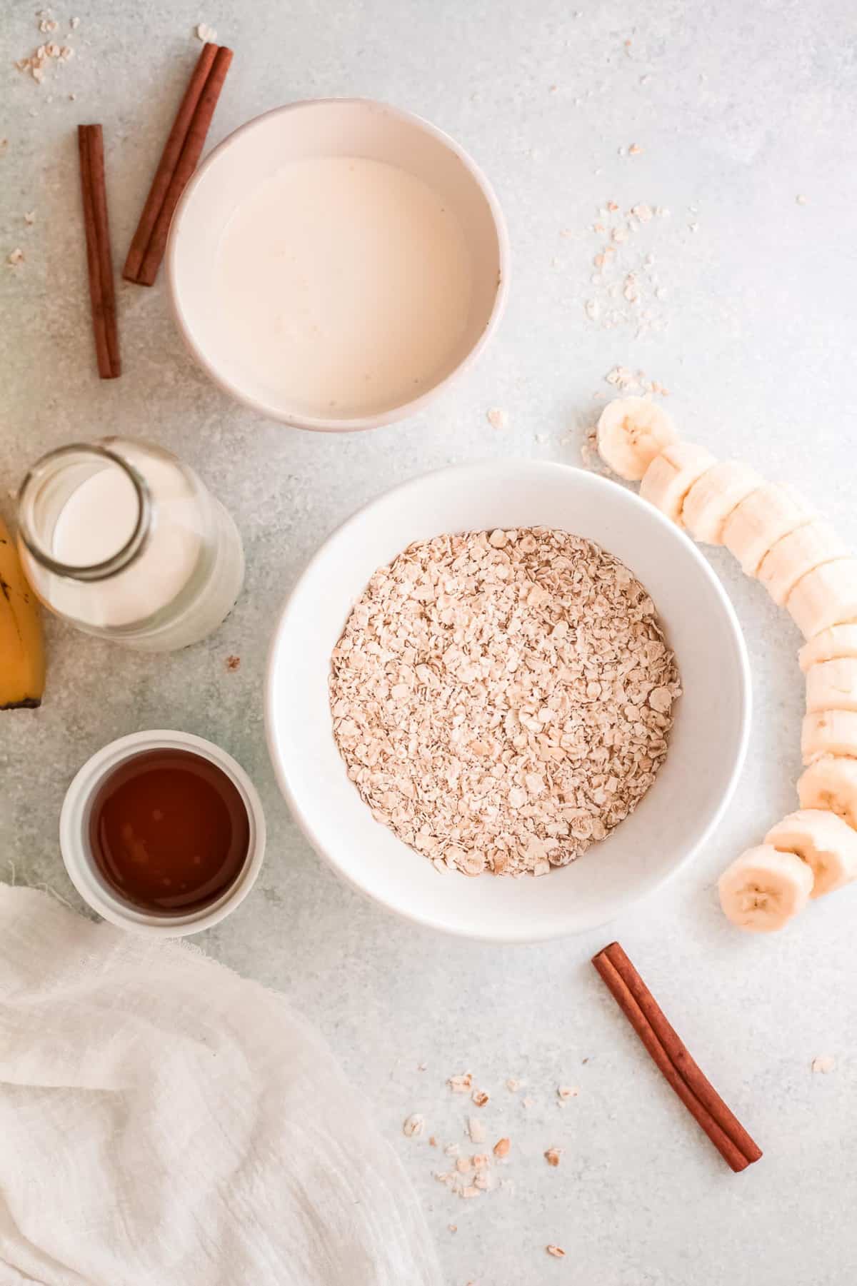 Ingredientes necesarios para la receta incluyendo plátanos y avena.