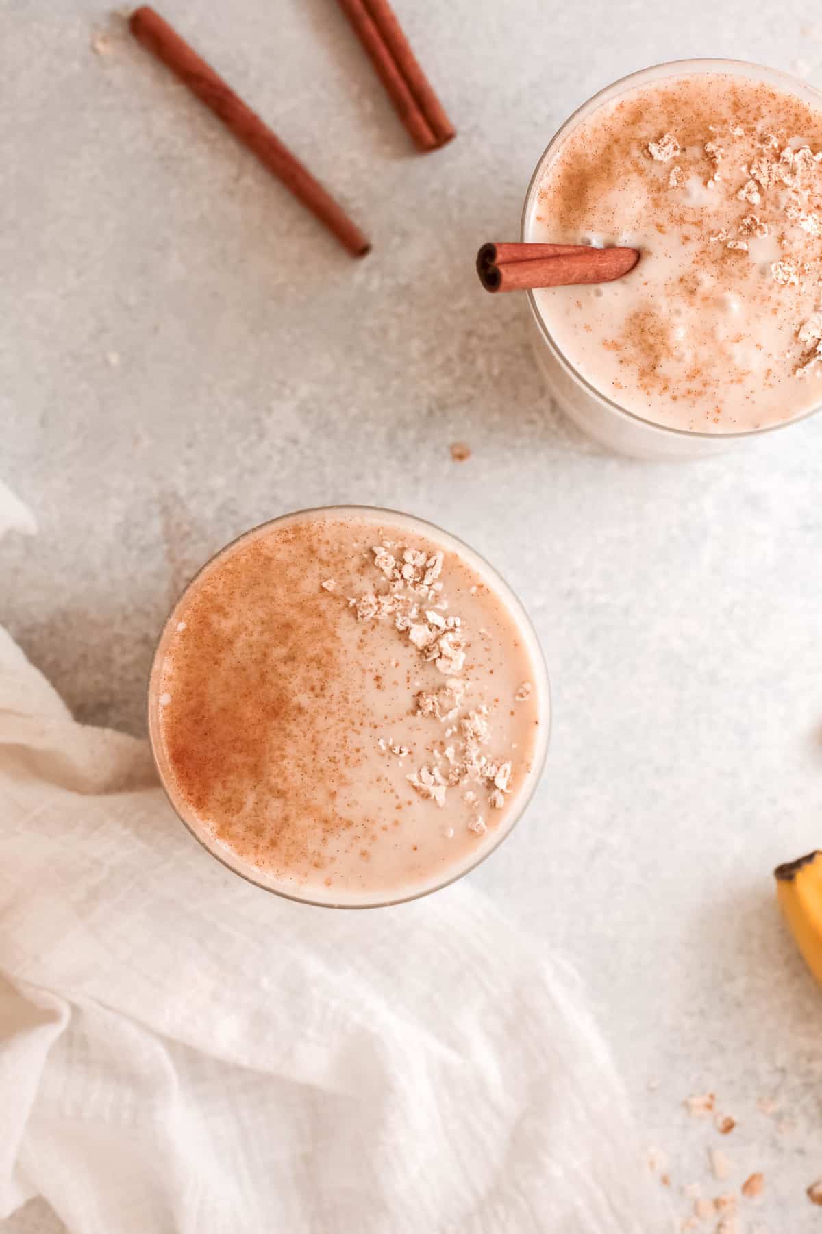 Batido de plátano decorado con canela.