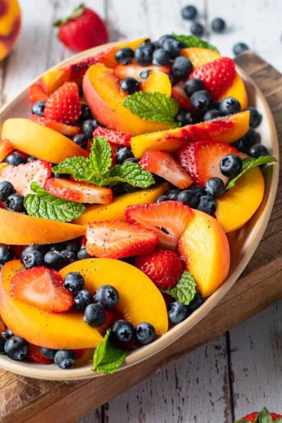 Ensalada de Frutas con Aderezo de Semillas de Amapola