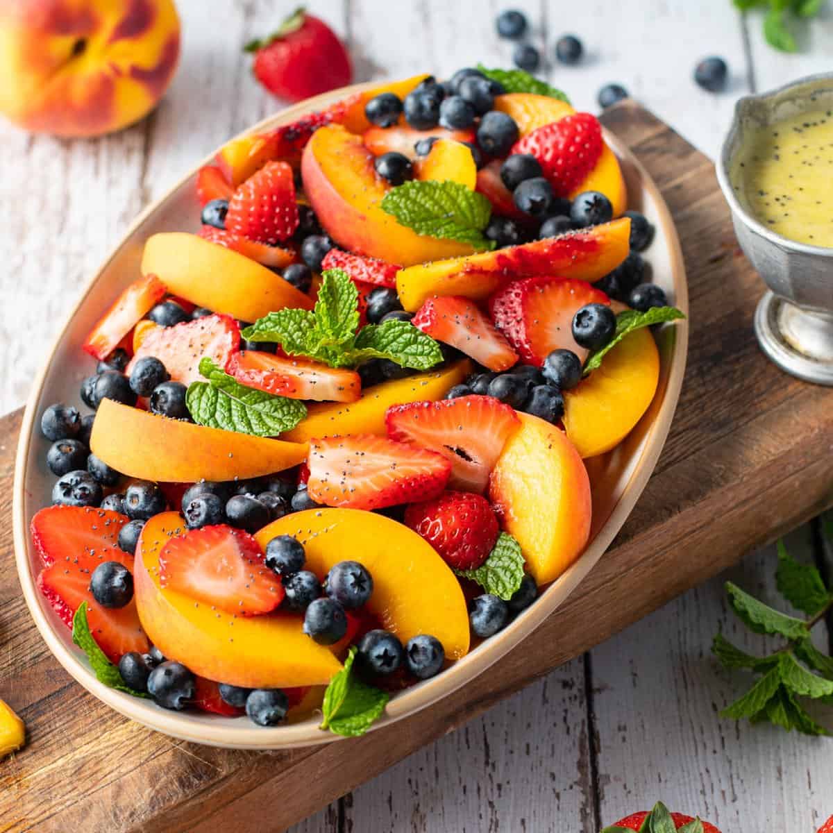 Ensalada de Frutas con Aderezo de Semillas de Amapola