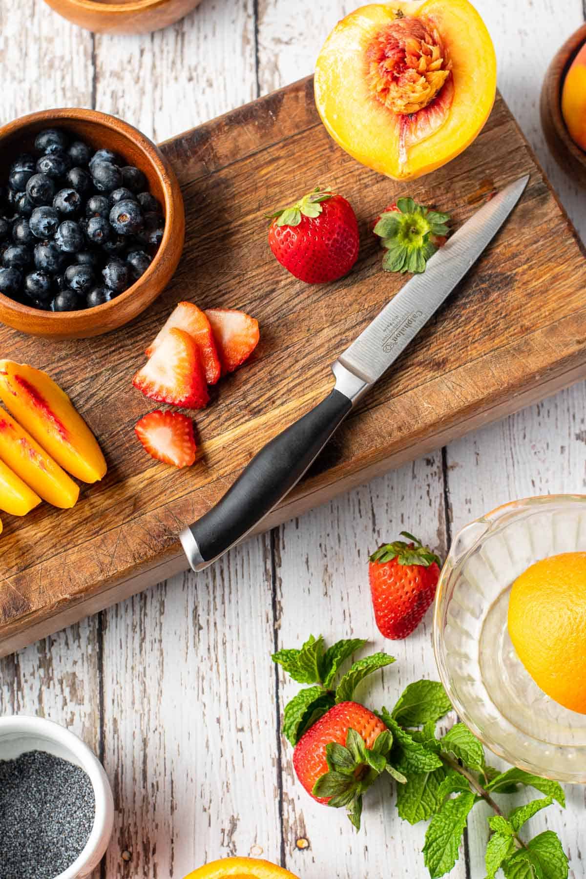 Fruta siendo preparada.