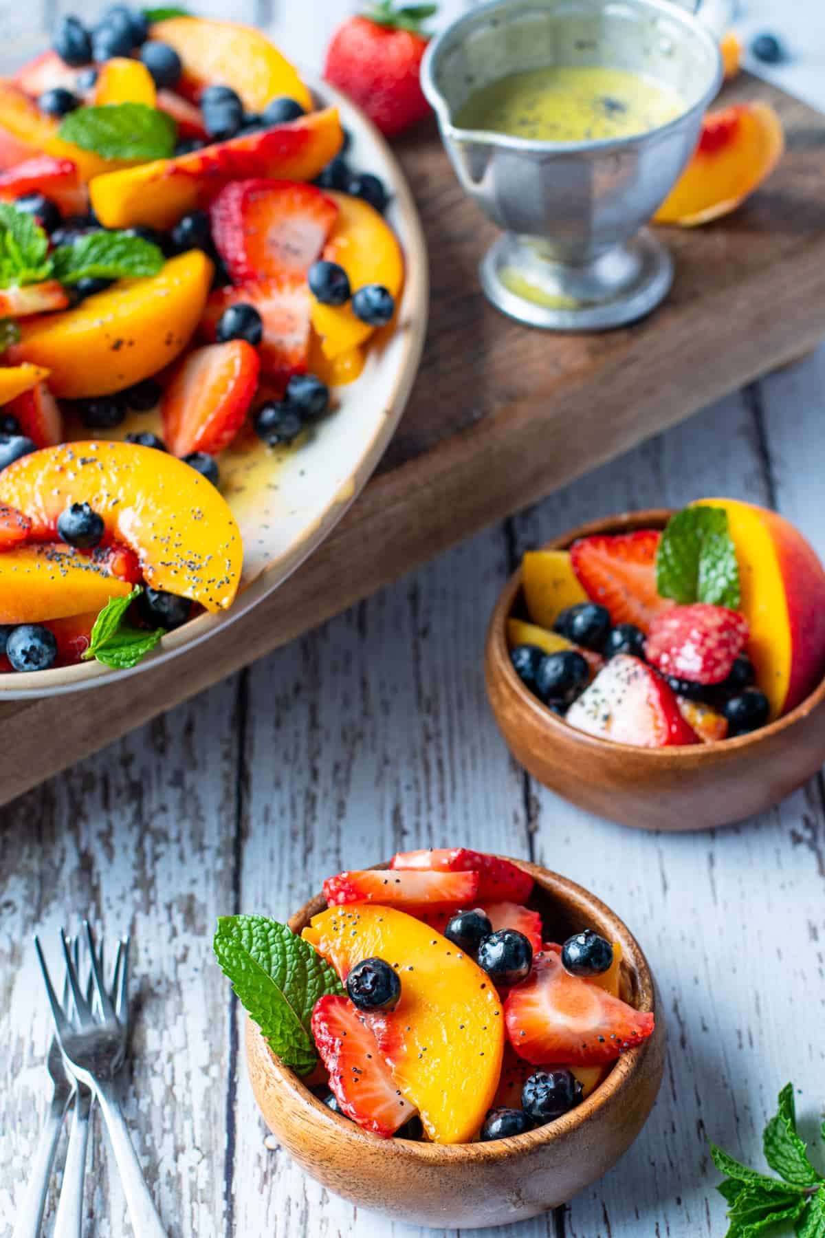 Ensalada de frutas en pequeños recipientes separados.