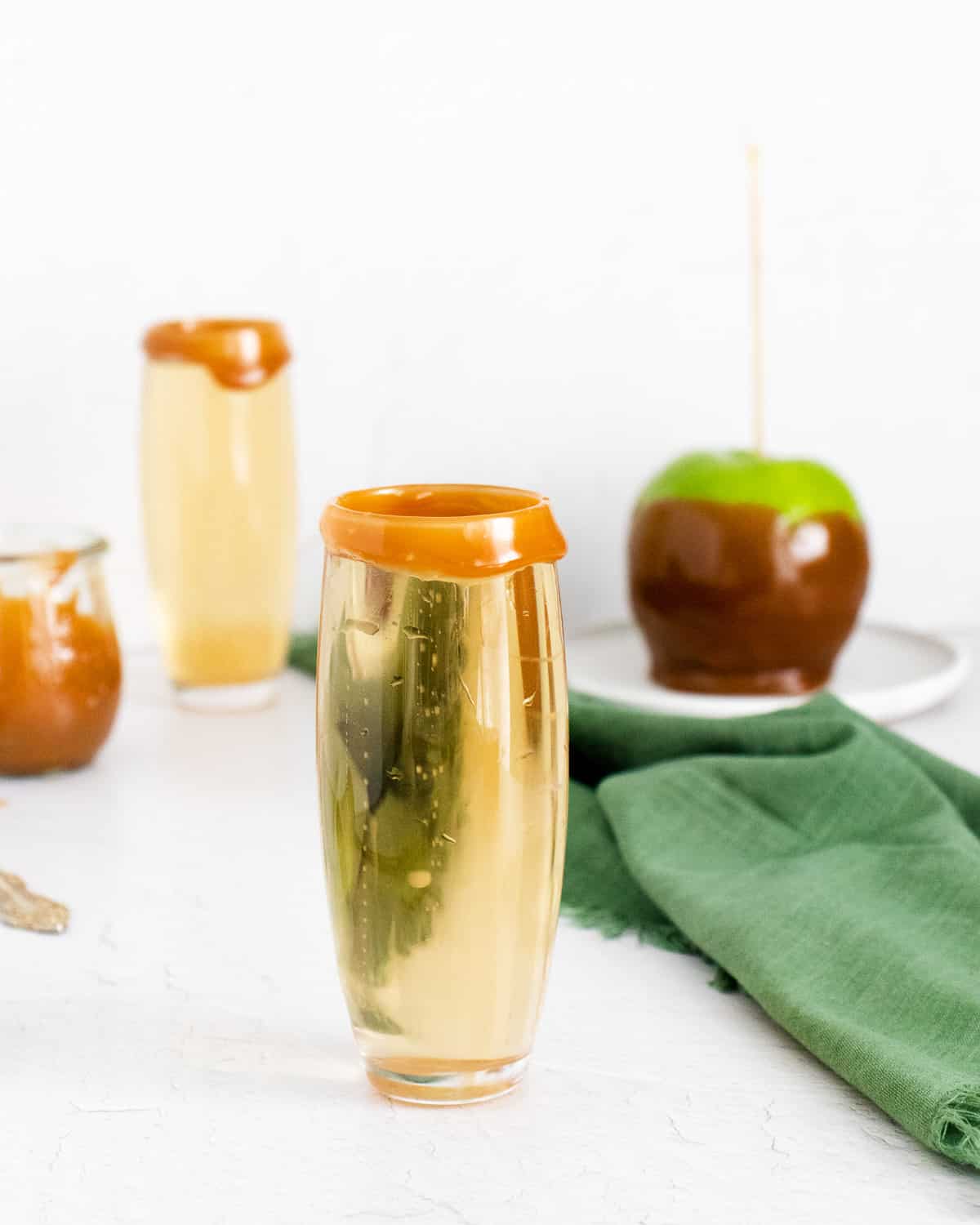 Mimosa hecha con sidra de manzana en una copa de champán sin pie.