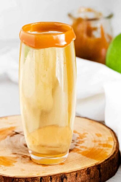 Mimosas de Sidra de Manzana con Borde de Caramelo