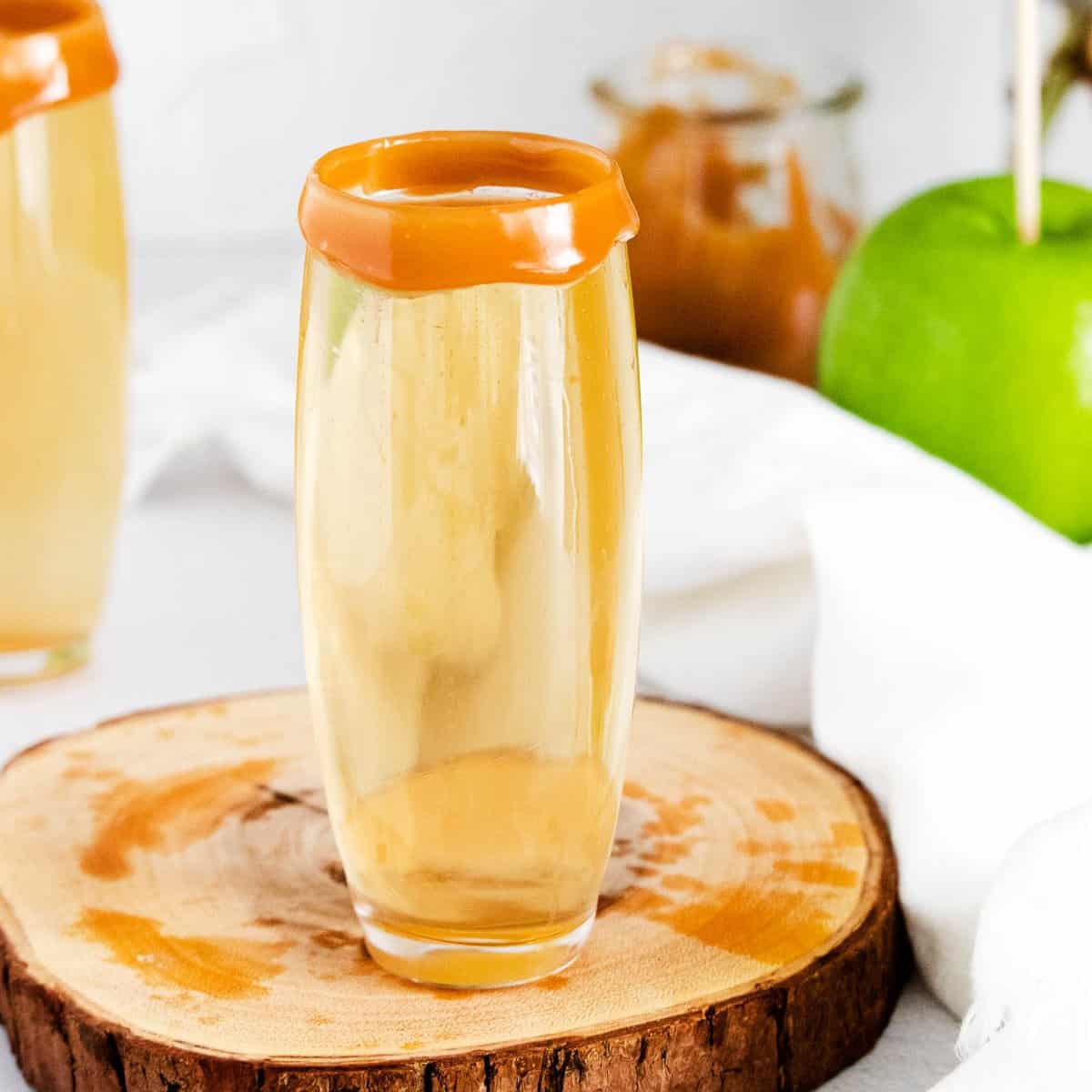 Mimosas de Sidra de Manzana con Borde de Caramelo