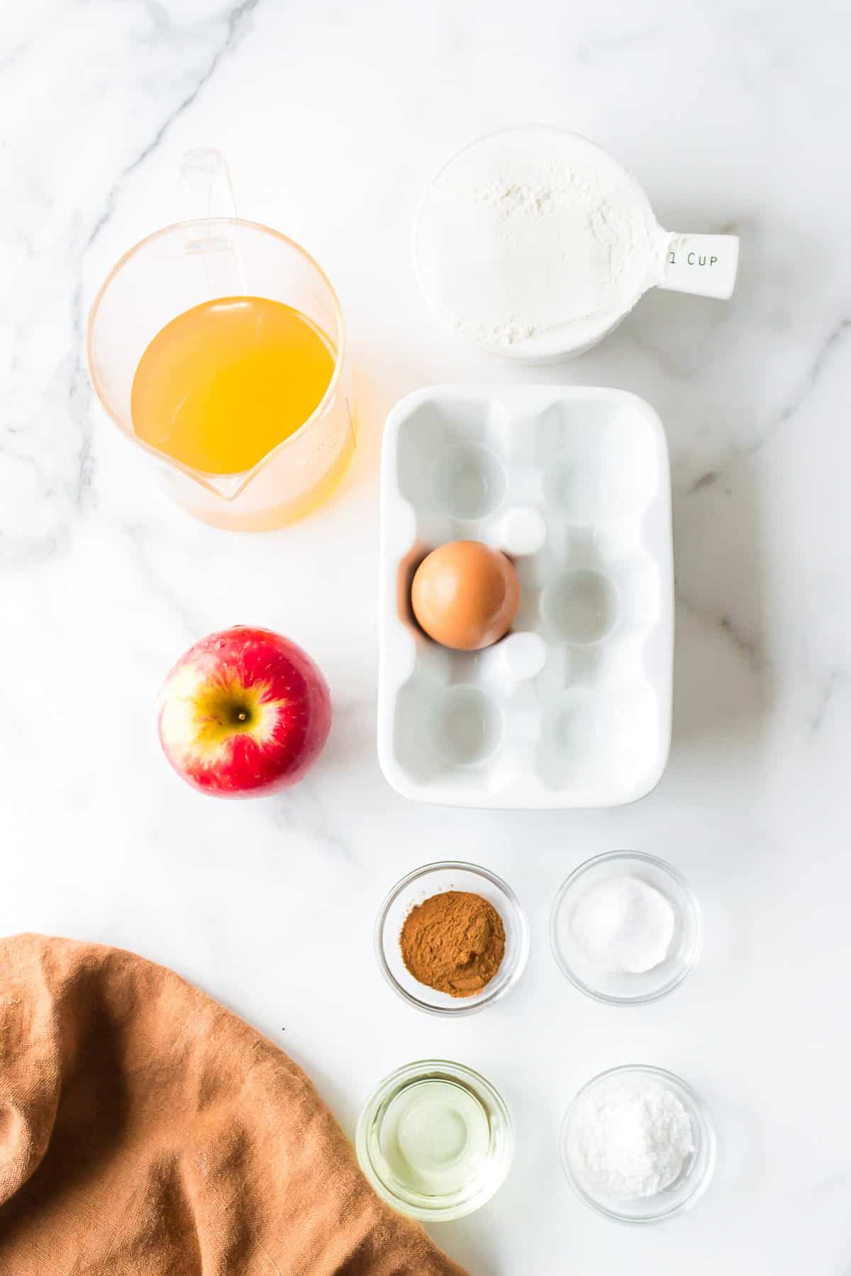Ingredientes necesarios que incluyen una manzana y sidra de manzana.