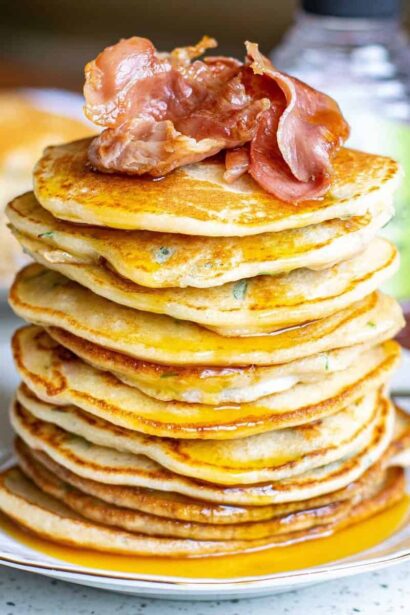 Panqueques de tocino con cobertura de mantequilla marrón de tocino
