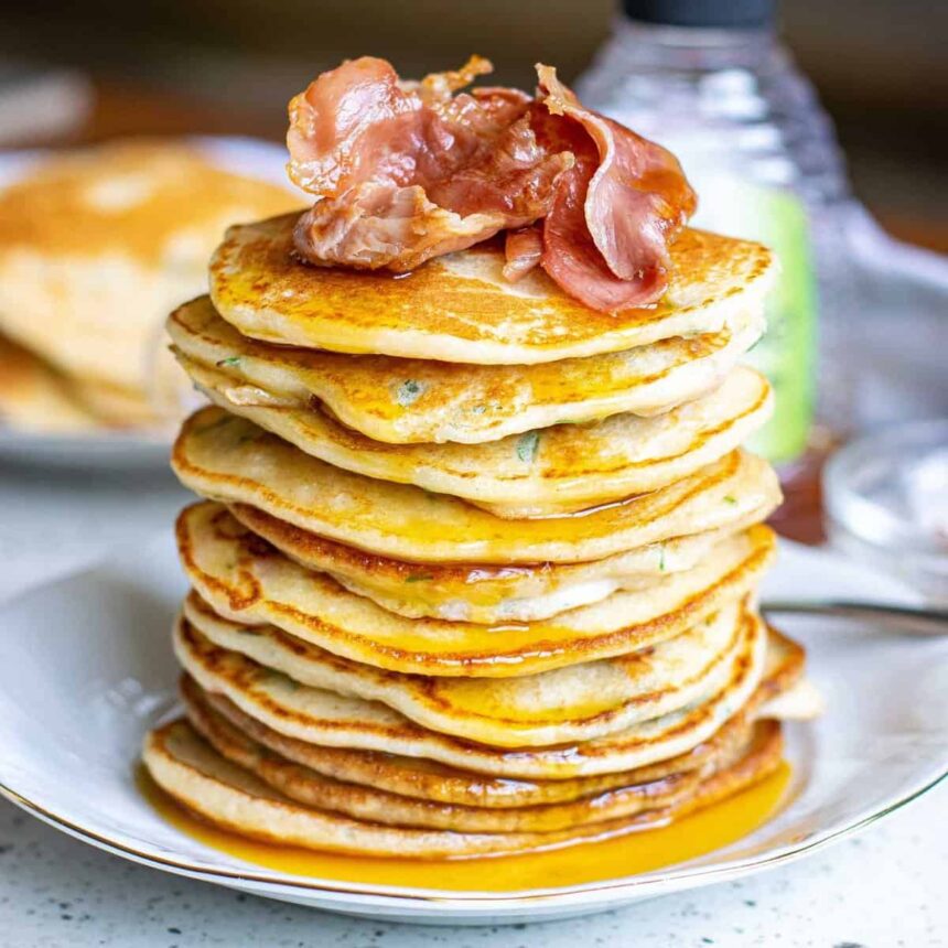 Panqueques de tocino con cobertura de mantequilla marrón de tocino