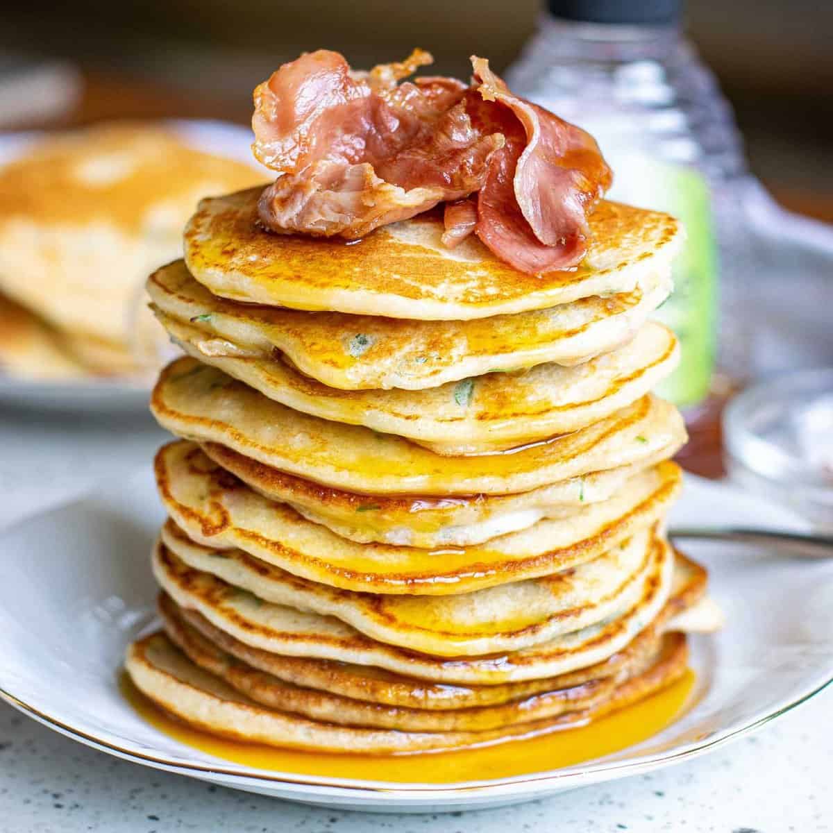 Panqueques de tocino con cobertura de mantequilla marrón de tocino