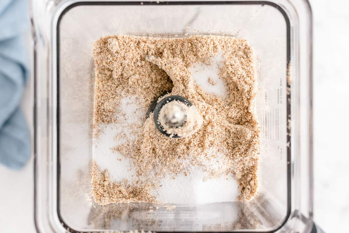 Licuadora con ingredientes para panqueques.