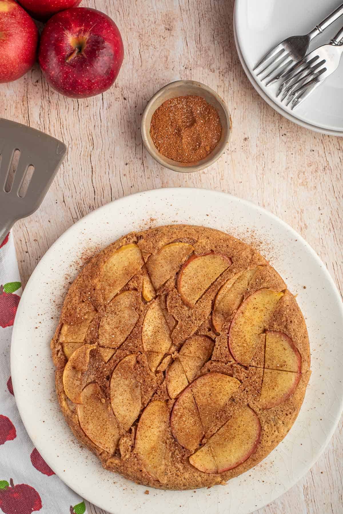 Vista desde arriba de un gran panqueque de manzana, cortado en gajos.