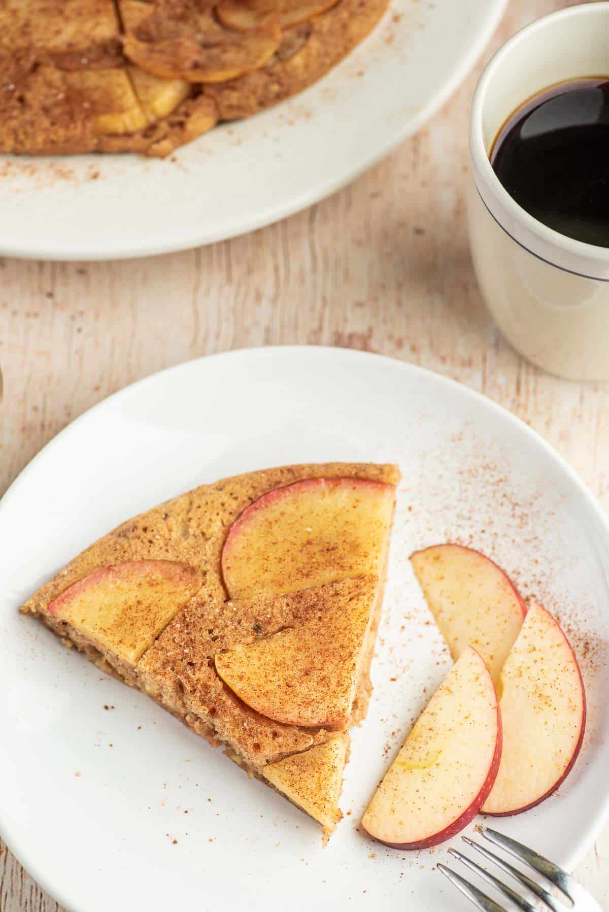 Porción de panqueque de manzana en un plato.