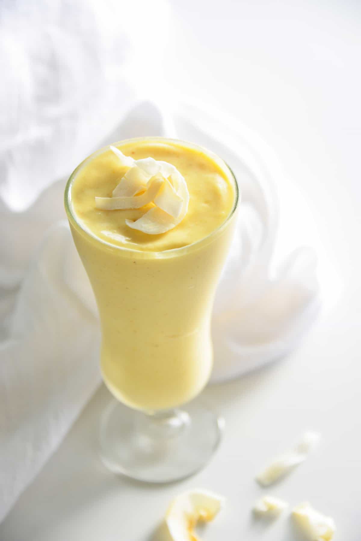 Batido de mango y piña decorado con coco.