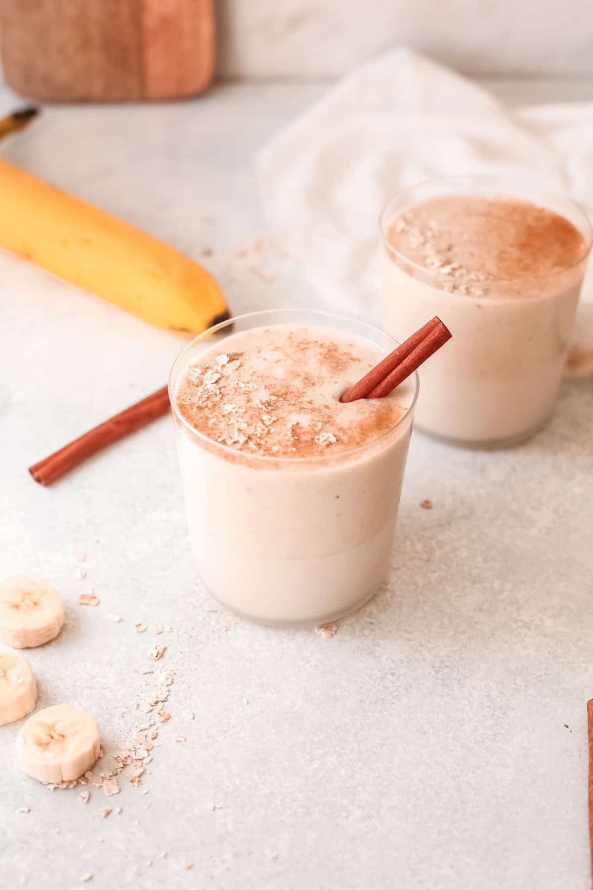 Batido de plátano decorado con canela.