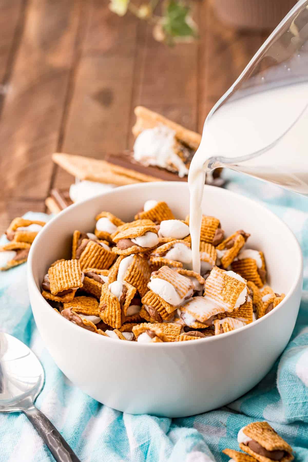 Leche siendo vertida en un tazón de cereal de s'mores.
