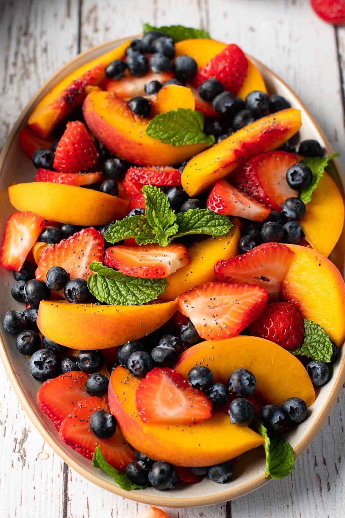 Ensalada de frutas de verano con aderezo de semillas de amapola.