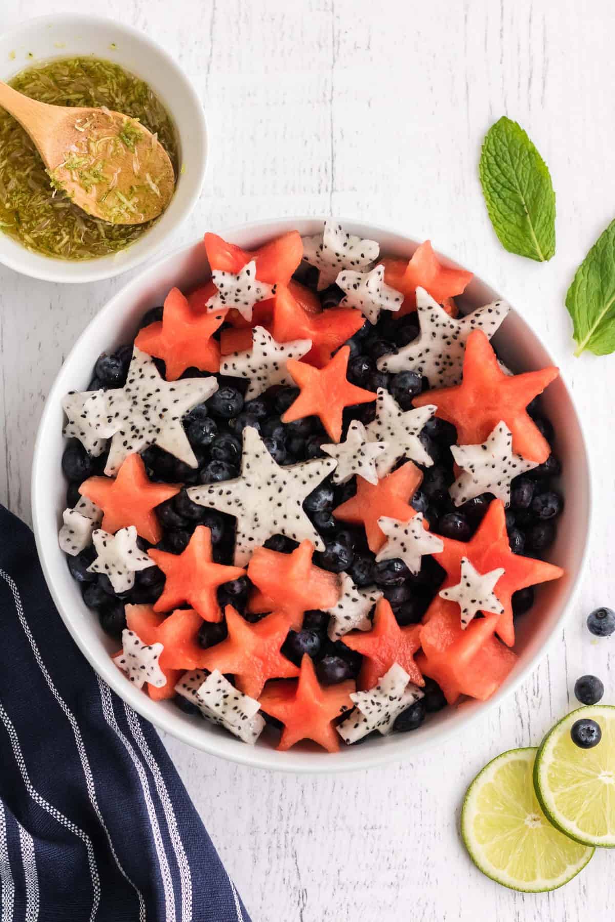 Vista aérea de ensalada de frutas con frutas cortadas en formas de estrella.