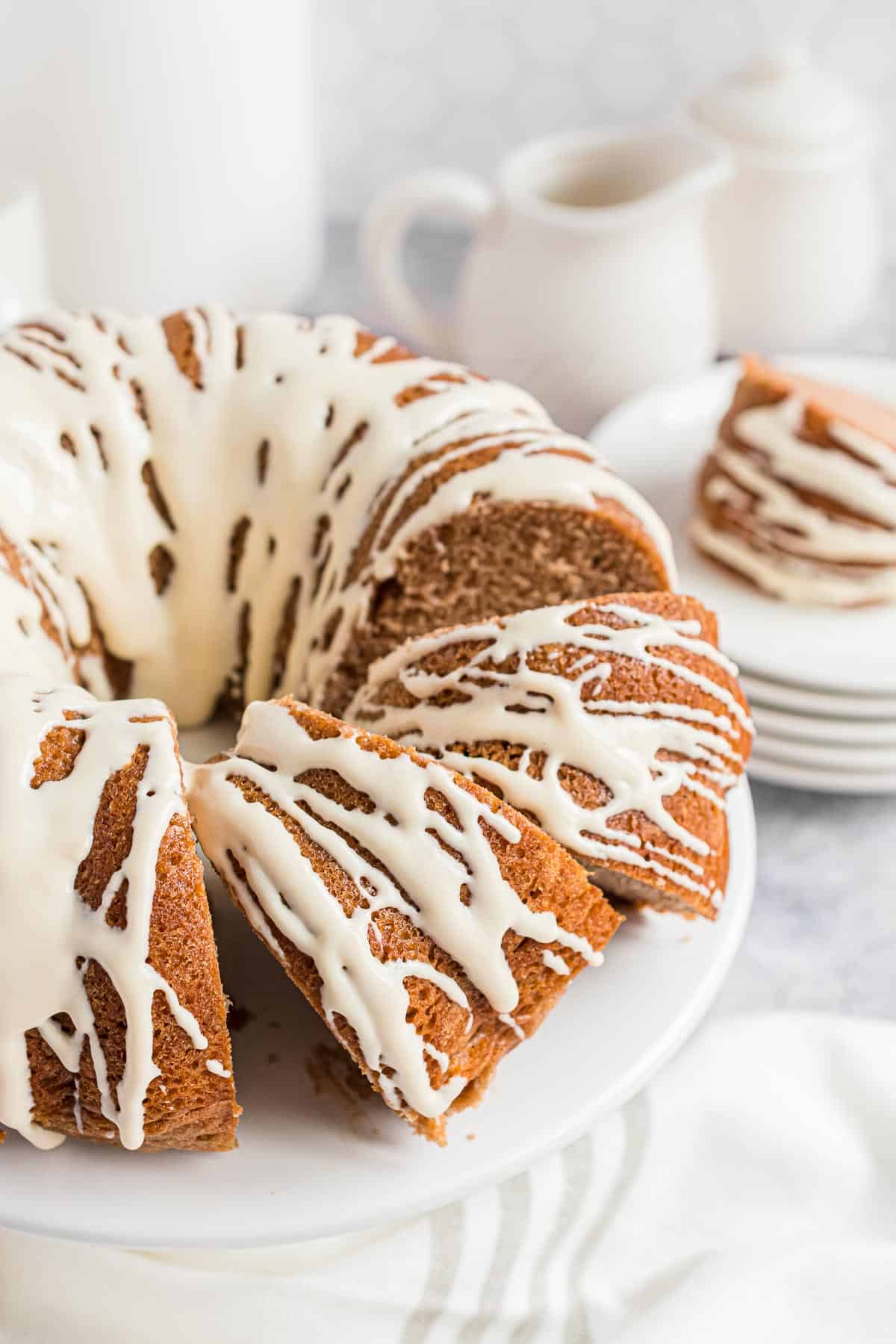 Glaseado de queso crema con jarabe de arce sobre un pastel bundt.