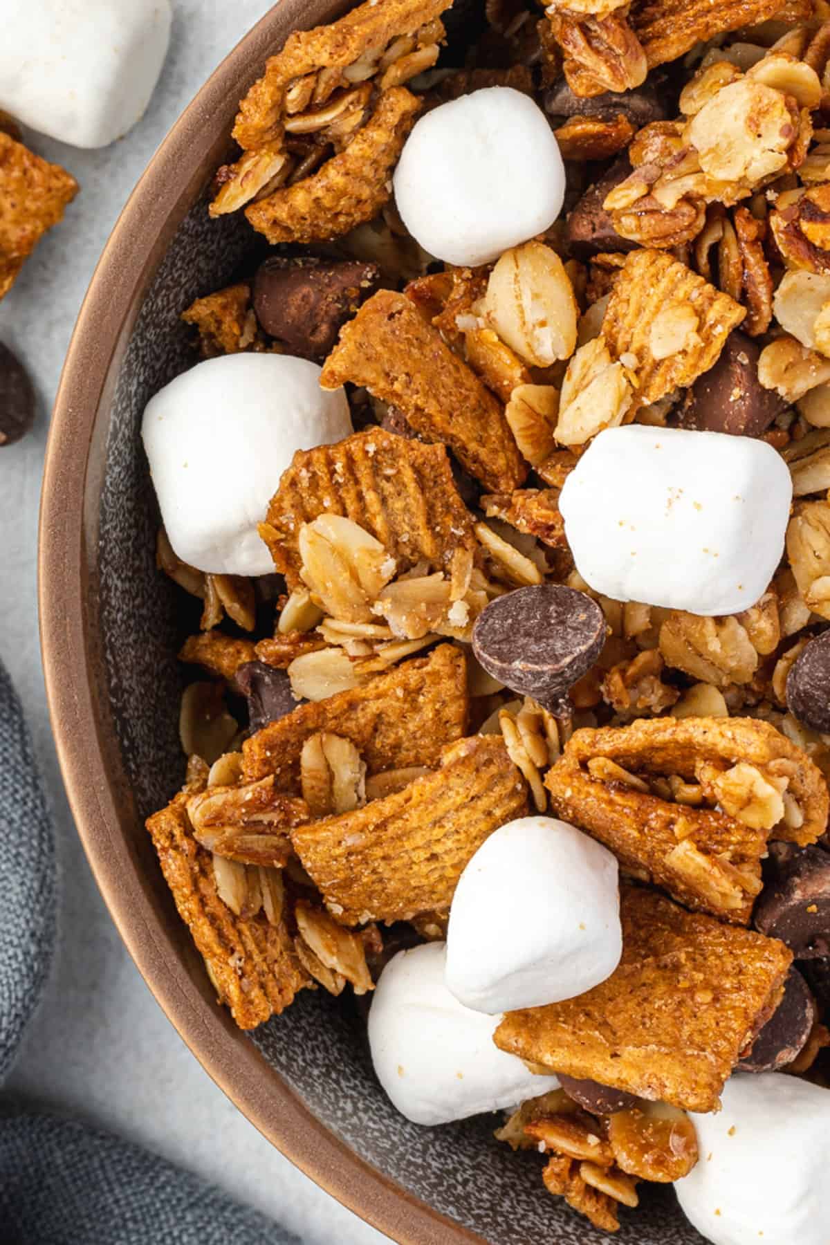 Acercamiento de granola de s'mores en un tazón.