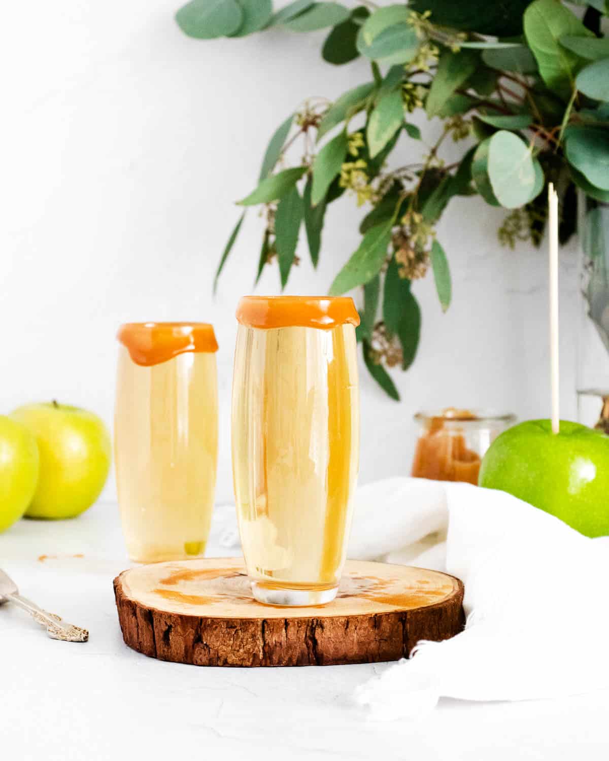 Dos cócteles de mimosa de sidra de manzana.
