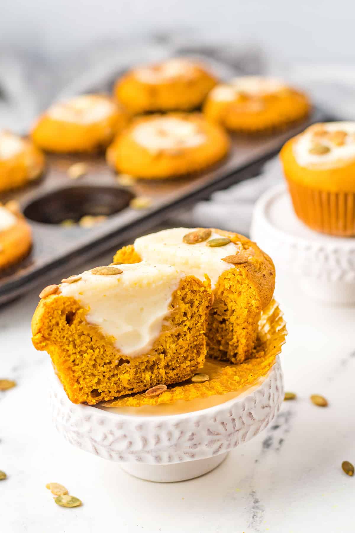 Panqueque de calabaza con queso crema, cortado para mostrar el relleno.