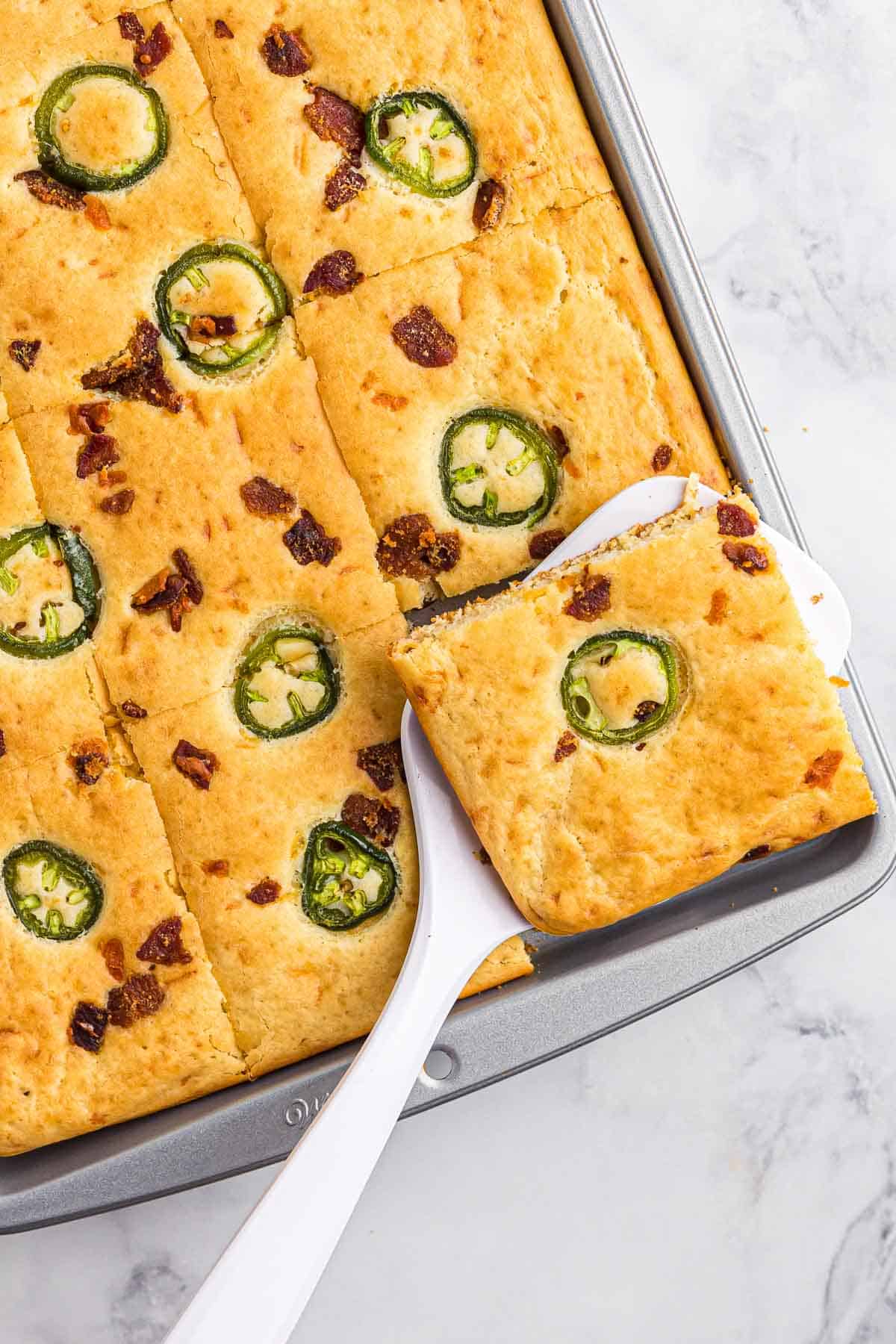 Panqueques al Horno de Tocino con Jalapeño y Cheddar