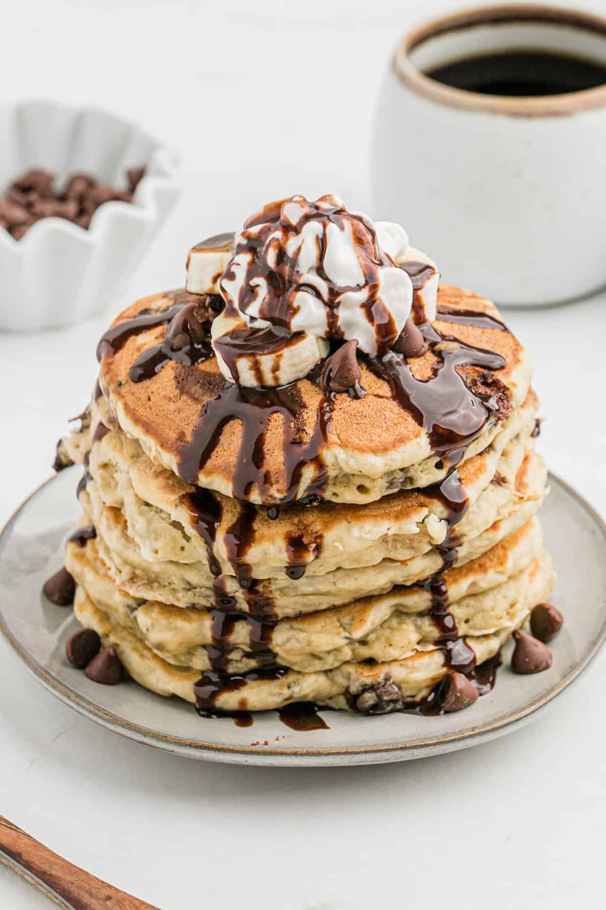 Torre de panqueques de plátano con chispas de chocolate.